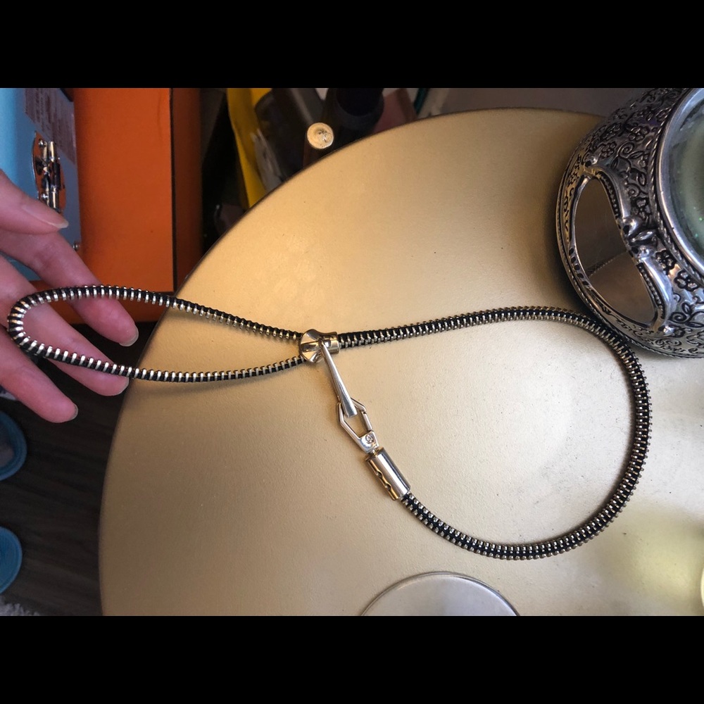 Zip like versatile necklace